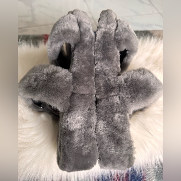 UGG Fluffy Slide Sandals - Size 7 - Cozy & Stylish - Picture 4 of 10